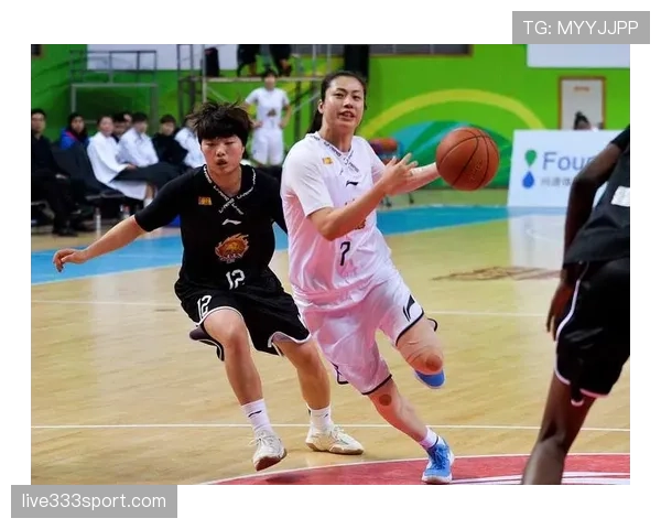篮球运球规则的合法动作与违例判定解析
